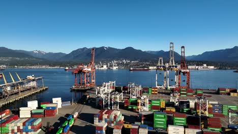 Vancouver,-Britisch-Kolumbien,-Kanada-–-Eine-Tageslichtperspektive-Des-Centerm-–-Centennial-Terminals-Am-Burrard-Inlet-–-Drohne-Fliegt-Vorwärts