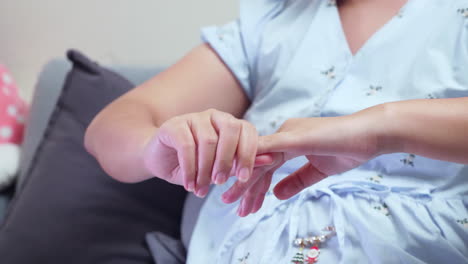 Schwangere-Frau-Massiert-Wegen-Schmerzen-Ihre-Handgelenke