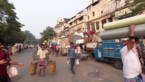 Ciudad-De-Kolkata-Diferentes-Personas-Están-Ocupadas-Todo-El-Día-Con-Diferentes-Actividades