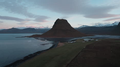 Über-Kirkjufell:-Majestätische-Luftaufnahme-Von-Islands-Berühmtem-Berg-Auf-Der-Halbinsel-Snæfellsnes-–-Drohnenansichten-In-Der-Nähe-Von-Grundarfjörður