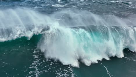 Riesige-Wellenbrüche-Im-Meer