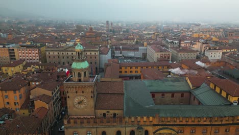 Wunderschöner-Drohnenflug-über-Das-Rathaus-Von-Bologna---Palazzo-D&#39;Accursio-In-Italien