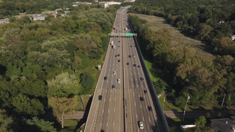 Filmische-4K-Luftaufnahme-Des-üppigen-Grünen-Blauen-Himmels-Auf-Der-New-Yorker-Autobahn