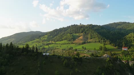 Üppige-Berglandschaft-Im-Dorf-Palanca-Im-Landkreis-Bacau,-Westmoldawien,-Rumänien