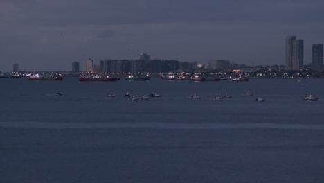 Panoramablick-Auf-Kreuzfahrtschiffe,-Die-Auf-See-Segeln,-Mit-Stadtbild-Im-Hintergrund-In-Der-Abenddämmerung,-Istanbul,-Türkei