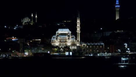 Panoramic-view-of-historic-New-Mosque-at-night,-Istanbul,-Turkey