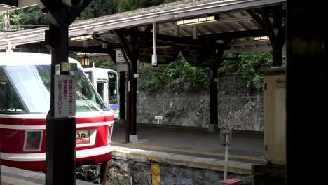 Nahverkehrszug-Des-Typs-2000,-Der-Am-Gegenüberliegenden-Bahnsteig-Hinter-Dem-Koya-Schnellzug-Am-Bahnhof-Gokurakubashi-In-Koyasan-Ankommt
