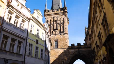 Torre-Del-Puente-De-La-Ciudad-Menor,-Puente-De-Carlos,-Praga,-República-Checa