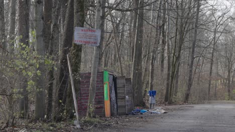 Gespenstische-Verlassene-Holzhütte-Mit-Warnung-An-Eindringlinge,-In-Abgelegenen-Privaten-Wald-Zu-Gehen