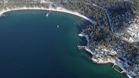 Eine-Hochfliegende-4K-Drohne,-Aufgenommen-über-Lake-Tahoe,-Kalifornien,-Während-Der-Wintersaison
