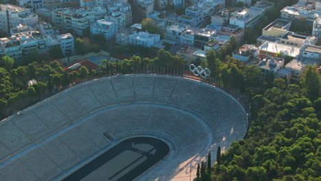 Toma-Aérea-Ajustada-De-Los-Anillos-Olímpicos-Sobre-El-Estadio-Olímpico-Original-De-Atenas.