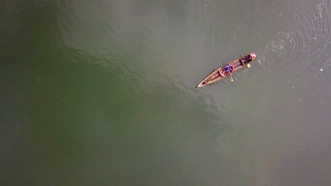 Draufsicht-Auf-Ein-Boot-über-Den-Nil-In-Jinja,-Uganda,-Afrika