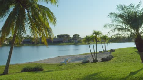 Ruhiger-Morgen-An-Einem-Tropischen-Strand-An-Einem-Kleinen-See---Miami,-Florida