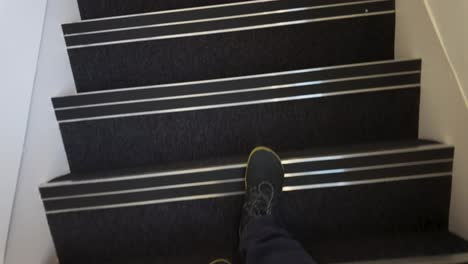 POV-Mirando-Hacia-Abajo-A-Los-Pies-Con-Zapatos-Azules-Bajando-Las-Escaleras