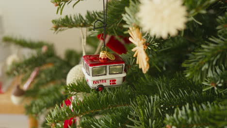 Miniatur-Dänischer-Hotdog-Ornament,-Der-Einen-Weihnachtsbaum-Schmückt