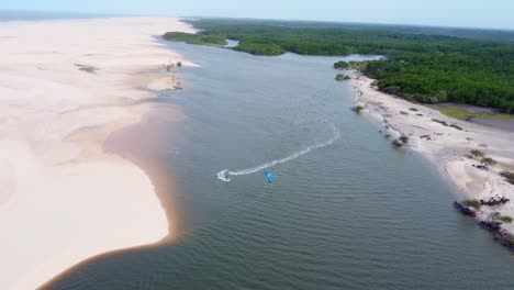 Kitesurfer-Reitet-In-Einem-Brasilianischen-Delta-Zwischen-Sand-Und-Dschungel