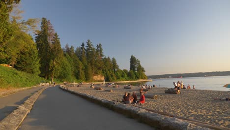Turistas-Cerca-Del-Paseo-Marítimo-A-Lo-Largo-De-La-Famosa-Playa-De-Arena-Blanca-En-Vancouver,-BC,-Canadá