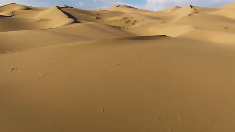 Fliegen-über-Sanddünen-In-Der-Wüste-Gobi,-Mongolei---Drohnenschuss