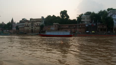 Filmische-Antike-Heilige-Stadt-Varanasi-Indien-Ganges-Kanal-Bootsfahrt-Nordstaat-Menschen-In-Der-Provinz-Ghat-Pradesh-Landschaft-Grau-Wolkig-Feuer-Rauch-Rechts-Bewegung-Folgen