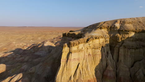 Impresionante-Vista-De-Los-Escarpados-Acantilados-Rocosos-De-La-Estupa-Blanca-De-Tsagaan-Suvarga-Al-Atardecer-En-El-Desierto-De-Gobi,-Mongolia