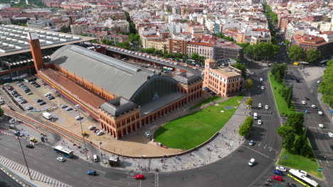 Luftaufnahme-Des-Bahnhofs-Madrid-Atocha-In-Arganzuela,-Madrid,-Spanien