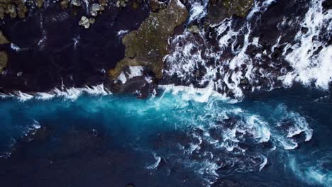 Luftaufnahme-Von-Oben-Nach-Unten-Auf-Den-Wasserfall-Hhraunfossar-Und-Den-Fluss-Hvita-Im-Westen-Islands