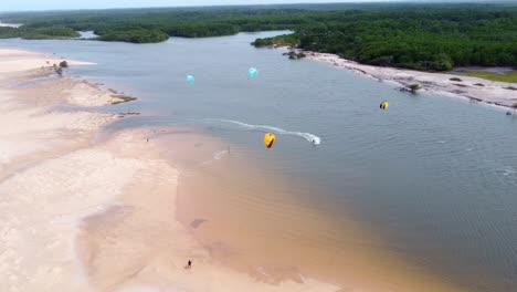 Gruppe-Von-Kitesurfern,-Die-Den-Drachen-Neben-Einem-Dschungel-Im-Brasilianischen-Delta-Reiten