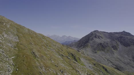 Drone-Desvela-El-Lejano-Rifugio-Porro,-También-Conocido-Como-Chemnitzer-Hütte-O-Nevesjochhütte,-En-Los-Alpes-Zillertal-Del-Tirol-Del-Sur