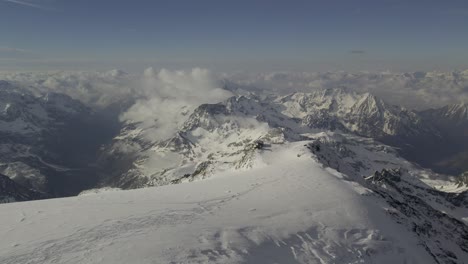 Sunny-panoramic-drone-shot-of-Rifugio-Quintino-Sella,-overlooking-Val-d'Ayas-and-Valle-del-Lys
