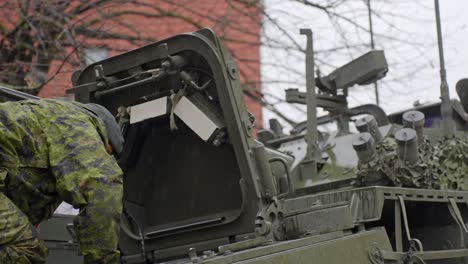 Soldat-Schaut-An-Einem-Regnerischen-Tag-In-Uniform-In-Das-Gepanzerte-Fahrzeug-Lav-6