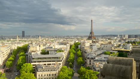 Vista-Estática-De-La-Torre-Eiffel-En-París,-Francia-Desde-El-Arco-Del-Triunfo-En-Un-Día-Soleado.