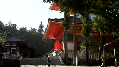 Vista-Cinematográfica-Del-Templo-Kongobu-ji-Kompon-Daito-Con-Luz-Solar-De-Hora-Dorada-En-Koyasan