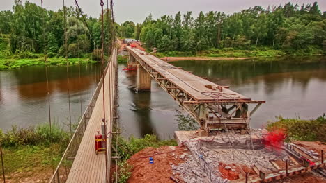Lapso-De-Tiempo-De-Un-Puente-En-Construcción-Sobre-El-Río-Guaja-En-Letonia