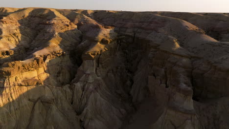 Tsagaan-Suvarga-Canyons-Bei-Sonnenuntergang-In-Der-Mongolei---Drohnenaufnahme-Aus-Der-Luft