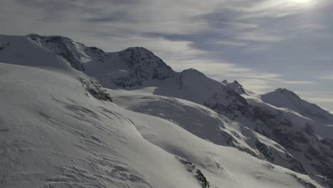 Die-Drohne-Fängt-An-Einem-Sonnigen-Und-Windigen-Frühlingstag-Die-Atemberaubende-Aussicht-Auf-Den-Lyskamm,-Den-Naso-Del-Lyskamm-Und-Den-Lys-Gletscher-Ein-Und-Zeigt-Die-Majestätische-Schönheit-Der-Schneebedeckten-Gipfel