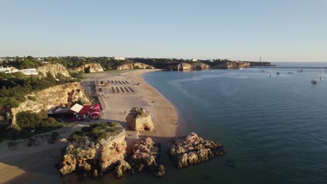 Drohnenüberflug-über-Felsformationen-Vom-Praia-Grande-In-Portimão-Am-Fluss-Arade,-Algarve