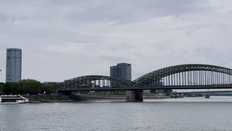 Puente-Hohenzollern-Sobre-El-Rin-En-El-Lado-De-Colonia-Deutz