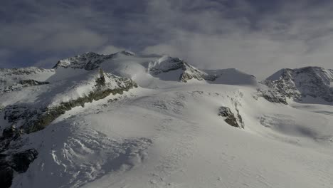 Panorama-Drohnenaufnahme-Der-Sonnigen-Castore--Und-Felik-Gletscher-Sowie-Des-Castore-Gipfels-Vom-Rifugio-Quintino-Sella,-Nachdem-Ein-Frühlingsschneesturm-Die-Landschaft-Bedeckt-Hat