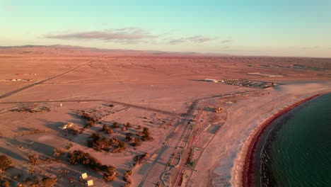 Luftaufnahme-Der-Wunderschönen-Küste-Von-Bahia-Inglesa-Mit-Der-Atacama-Wüste-Im-Hintergrund,-Chile
