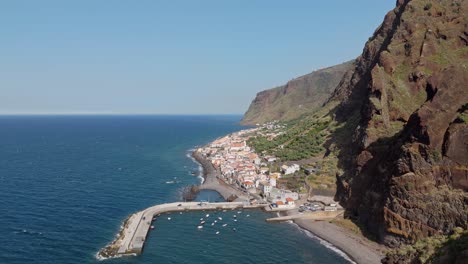 Luftdrohnenaufnahme-Des-Fischerdorfes-Paul-Do-Mar-An-Der-Zerklüfteten-Küste-Der-Insel-Madeira