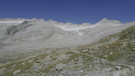 Un-Dron-Captura-A-Un-Hombre-Durante-Una-Caminata-De-Verano-En-Tirol-Del-Sur