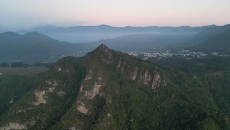 Drohnenansicht-In-Guatemala,-Fliegend-Vor-Einem-Grünen-Berg,-Umgeben-Von-Vulkanen,-An-Einem-Bewölkten-Tag-In-Atitlan
