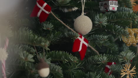 Weihnachtsbaum-Im-Dänischen-Stil-Mit-Traditionellen-Roten-Und-Weißen-Ornamenten