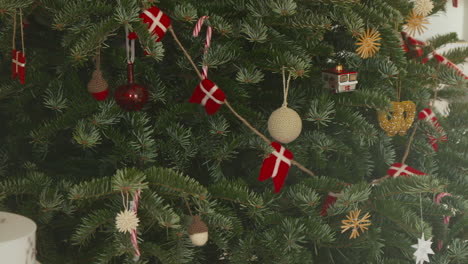 Traditioneller-Dänischer-Weihnachtsbaum,-Geschmückt-Mit-Roten-Und-Weißen-Dekorationen