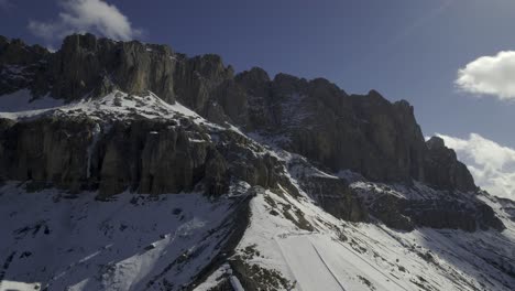 El-Dron-Captura-La-Estación-De-Esquí-De-Carezza-Debajo-De-Los-Dolomitas,-Con-El-Remonte-Konig-Laurin,-Una-Animada-Pista-Con-Esquiadores-Y-El-Telón-De-Fondo-Panorámico-De-Road-Di-Vael,-Los-Dolomitas-Y-La-Cordillera-De-Latemar.