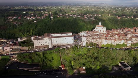 Hochstadt-Zagarolo-Auf-Einem-Tuffsteinhügel-In-Italien,-Seitliche-Luftaufnahme,-Panoramablick
