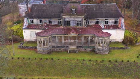 Leere-Verlassene-Überreste-Des-Burtnieki-Herrenhauses,-Luftaufnahme-über-Vernachlässigten-Dekorativen-Herbstgarten