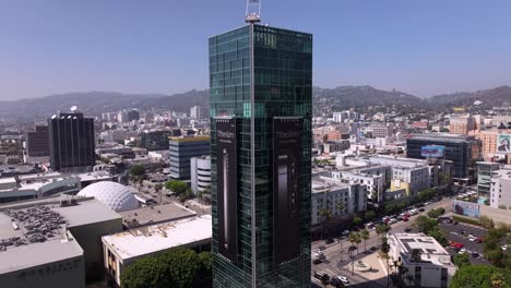Sunset-Vine-Tower-Apartments-En-Hollywood,-California---Antena-De-Retroceso