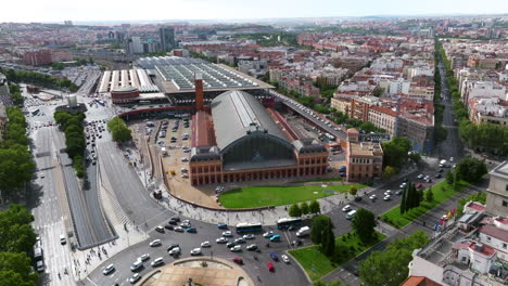 Verkehr-Entlang-Der-Straße-In-Der-Nähe-Des-Bahnhofs-Madrid-Atocha-In-Madrid,-Spanien