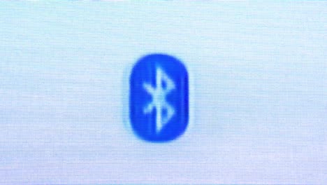 Retro-Screen-with-Shaking-Bluetooth-Logo